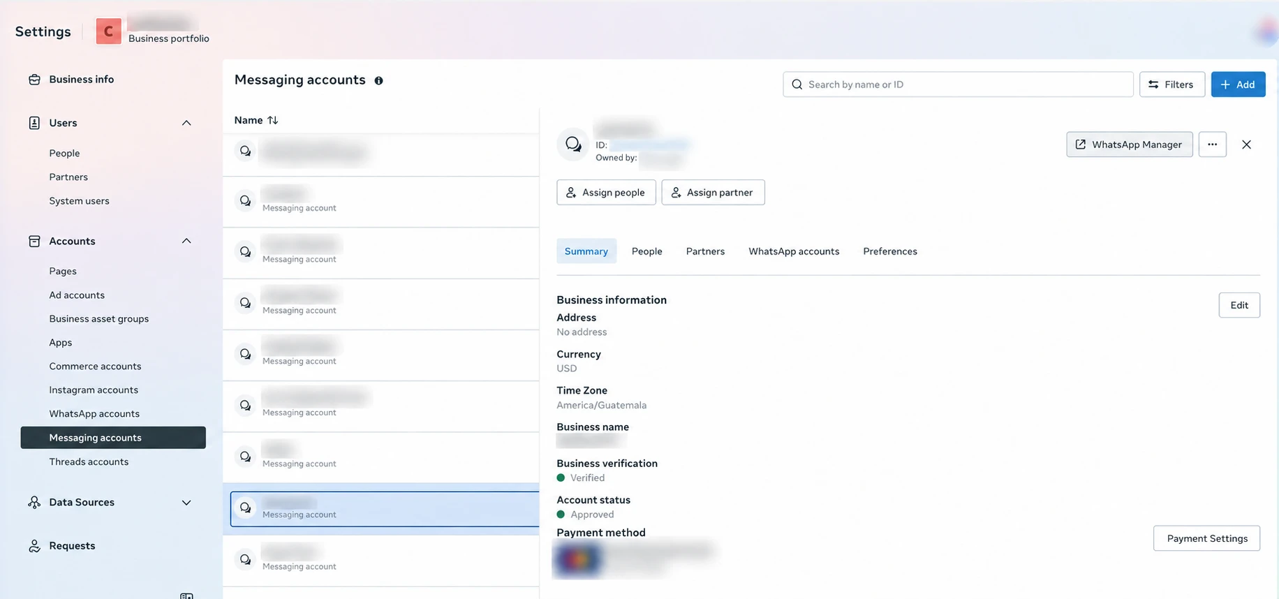 Configuración de Meta Business con «Messaging accounts» seleccionado en el menú lateral; el panel derecho muestra el resumen de la cuenta con el botón «WhatsApp Manager» arriba a la derecha y el botón «Payment Settings» junto al método de pago.